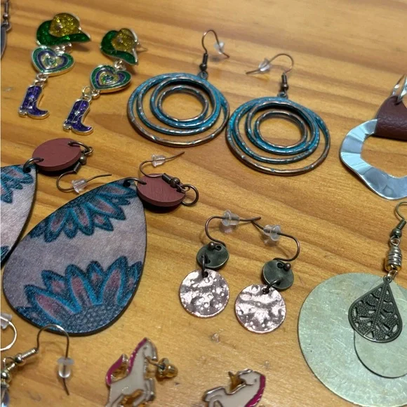 13 pairs new cute woman’s earrings - Picture 6 of 10